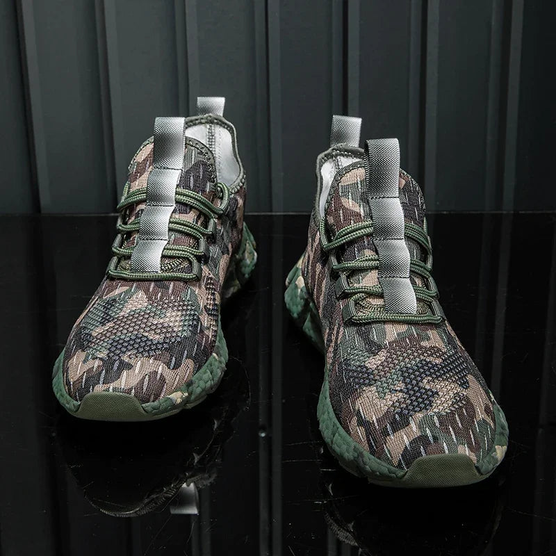 Sneakers mit Camouflage-Muster