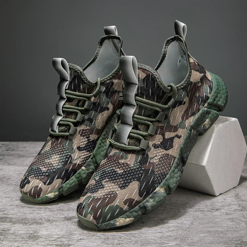 Sneakers mit Camouflage-Muster