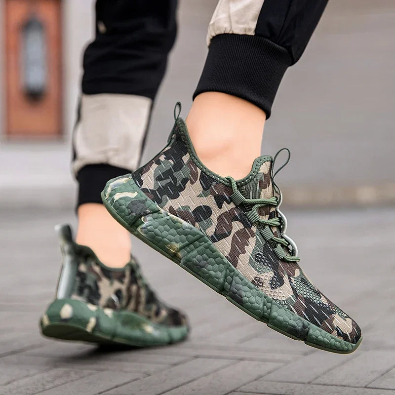 Sneakers mit Camouflage-Muster