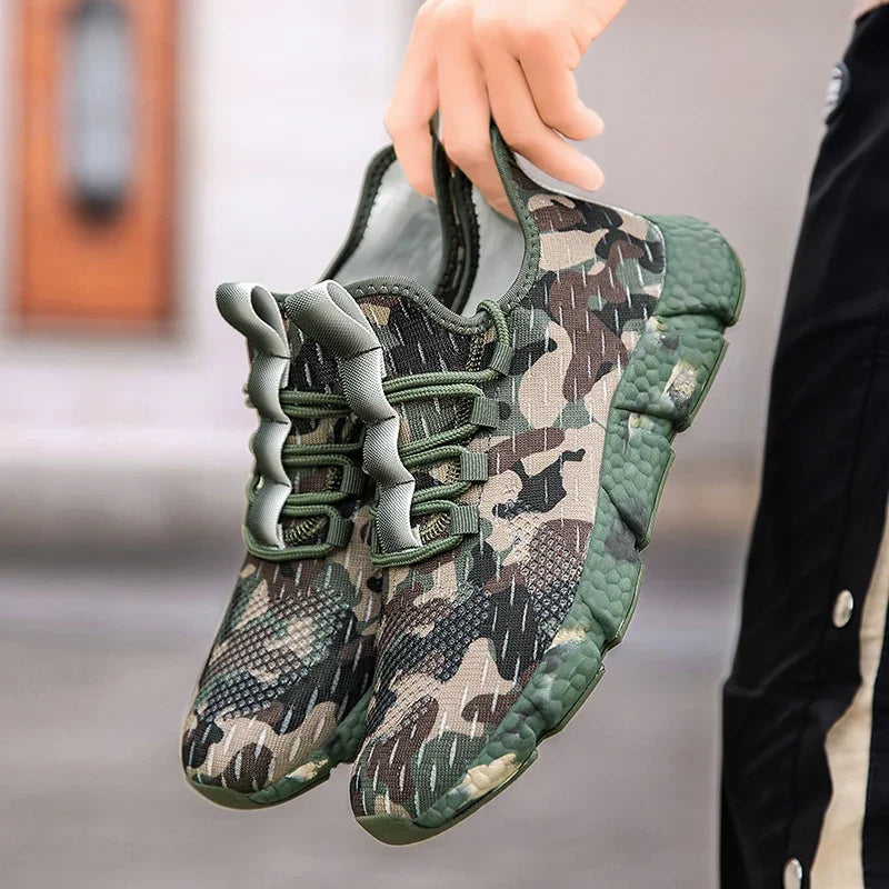 Sneakers mit Camouflage-Muster