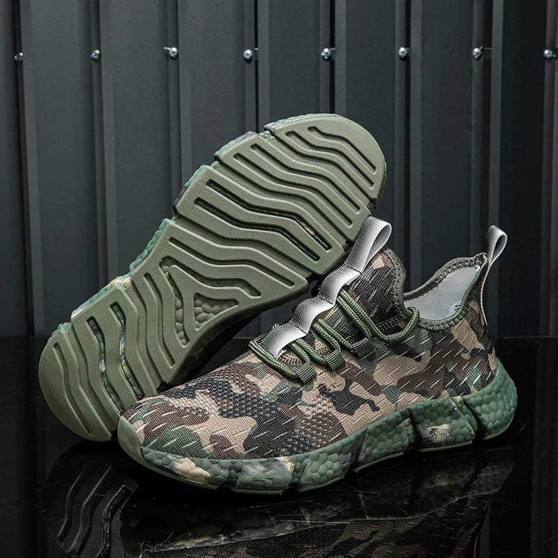 Sneakers mit Camouflage-Muster